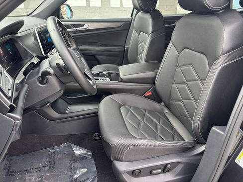 Used 2025 Volkswagen Atlas Cross Sport SE image 32
