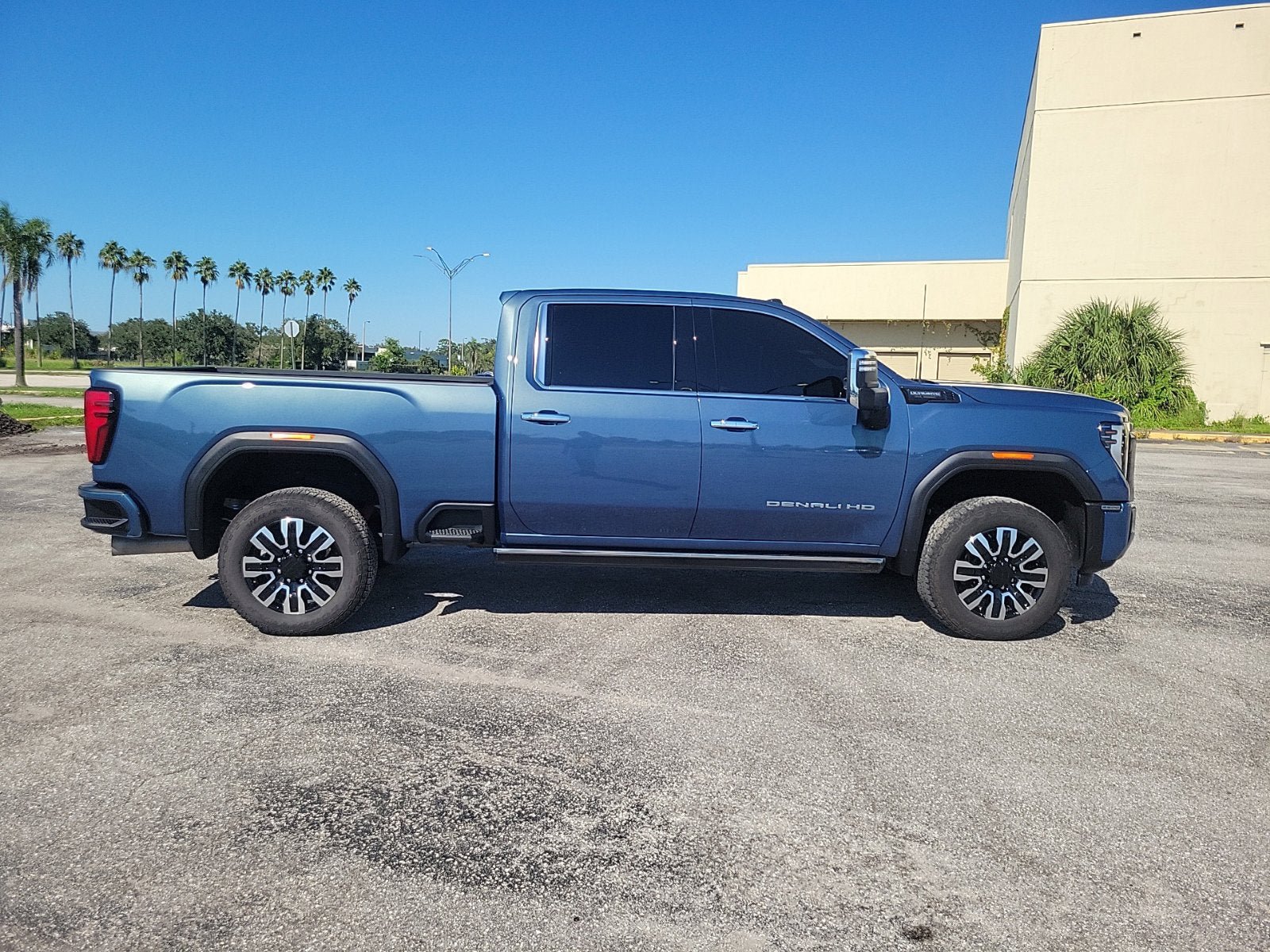 Used 2025 GMC Sierra 2500 Denali Ultimate AWD/4WD image 4