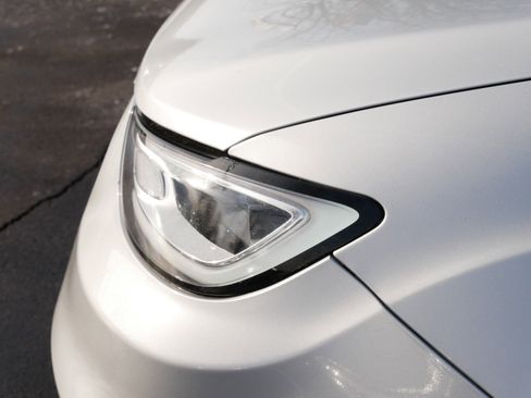 Used 2023 Chrysler Pacifica Touring-L image 16