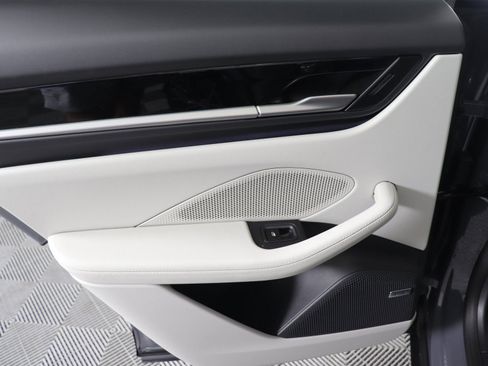 Certified 2025 Porsche Macan Electric image 25