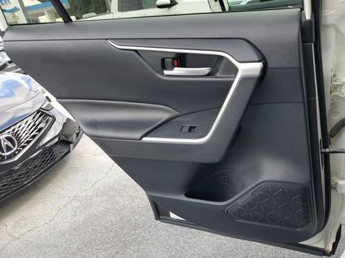 Used 2019 Toyota RAV4 XLE w/ Convenience Package FWD image 13