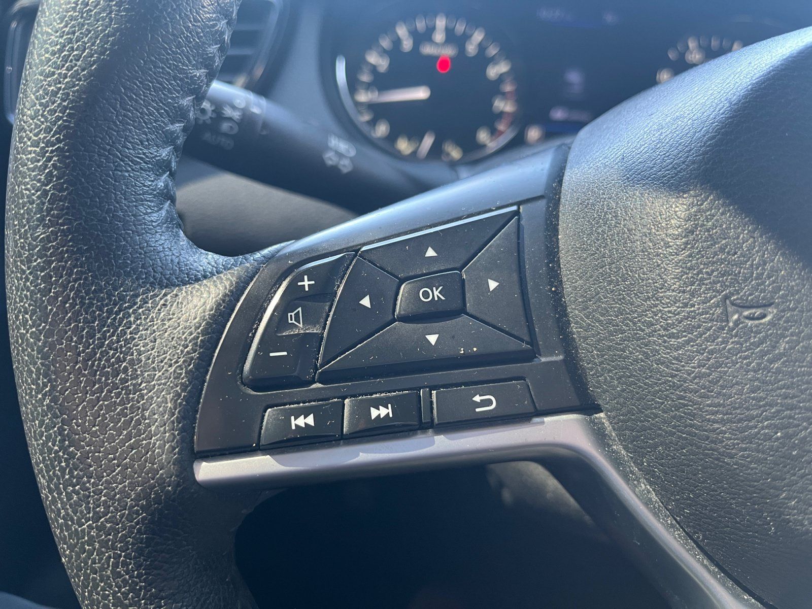 Used 2019 Nissan Rogue SV FWD image 19