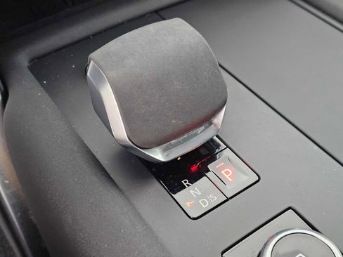 Used 2024 Land Rover Discovery Metropolitan Edition image 30