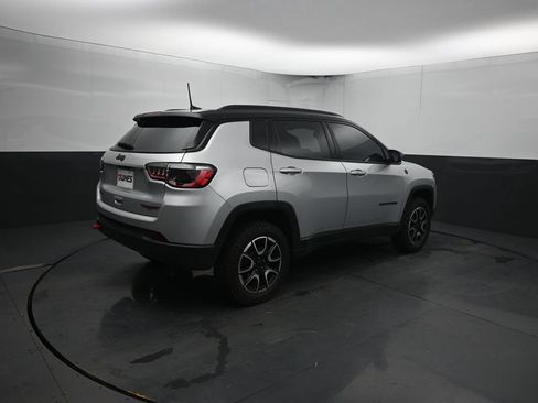 Used 2025 Jeep Compass Trailhawk AWD/4WD image 12