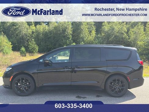 Used 2025 Chrysler Pacifica Limited FWD image 1