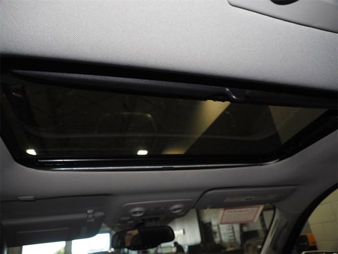 Used 2017 Chevrolet Traverse LT image 11