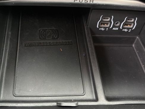 Used 2023 Chrysler Pacifica Limited image 14