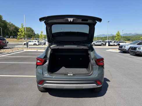 Used 2025 Chevrolet Trax LT FWD image 12