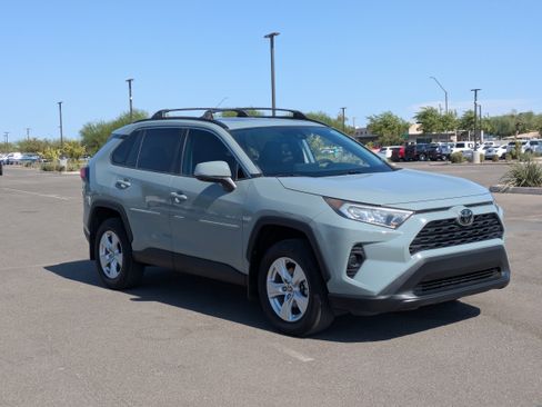 Used 2021 Toyota RAV4 XLE w/ Convenience Package FWD image 6