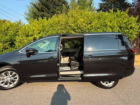 Used 2023 Chrysler Pacifica Touring-L AWD/4WD image 3