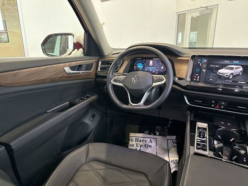 Used 2025 Volkswagen Atlas SE w/ Panoramic Sunroof Package image 12