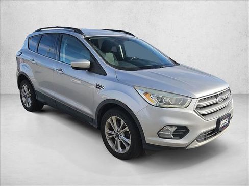 Used 2017 Ford Escape SE w/ Equipment Group 201A image 3