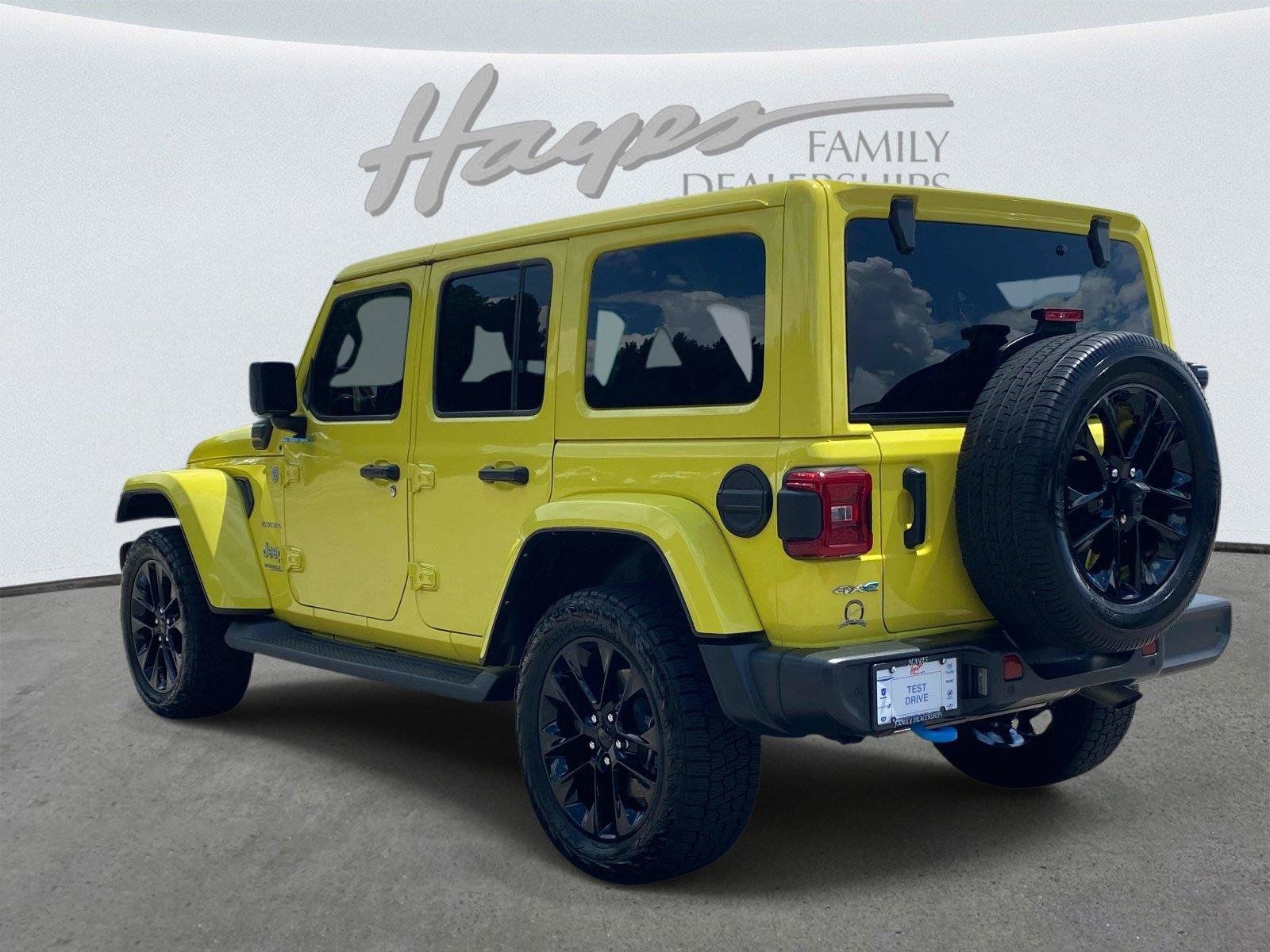 Used 2022 Jeep Wrangler Unlimited Sahara w/ Cold Weather Group AWD/4WD image 7