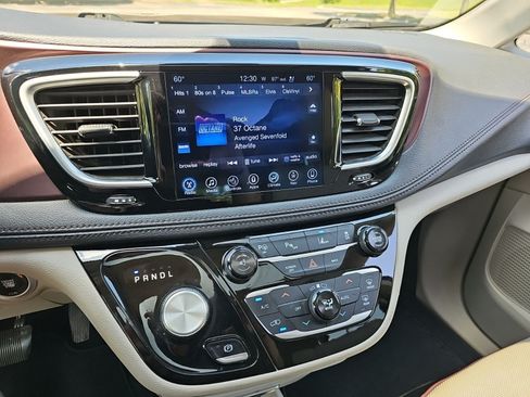 Used 2017 Chrysler Pacifica Limited w/ Advanced Safetytec Group FWD image 20