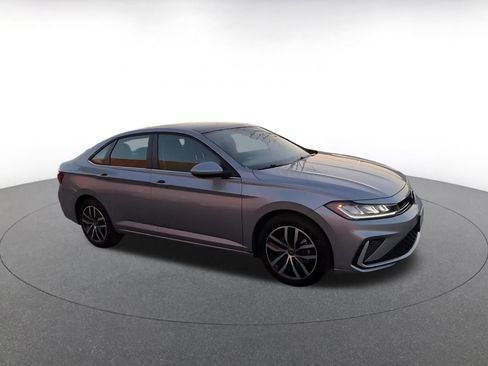 Used 2025 Volkswagen Jetta SE image 2