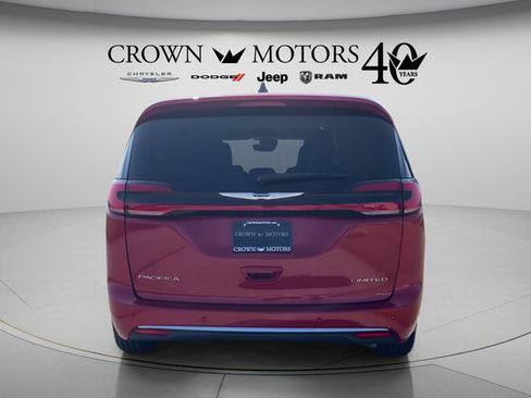 Used 2024 Chrysler Pacifica Limited FWD image 6