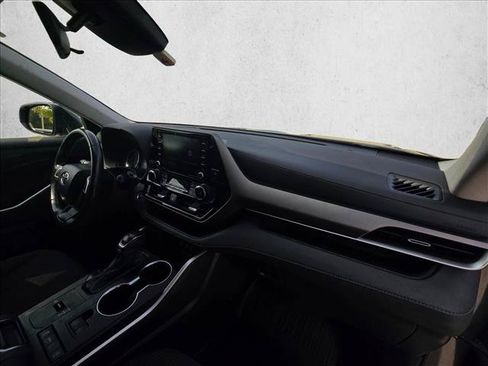 Used 2022 Toyota Highlander LE FWD image 21