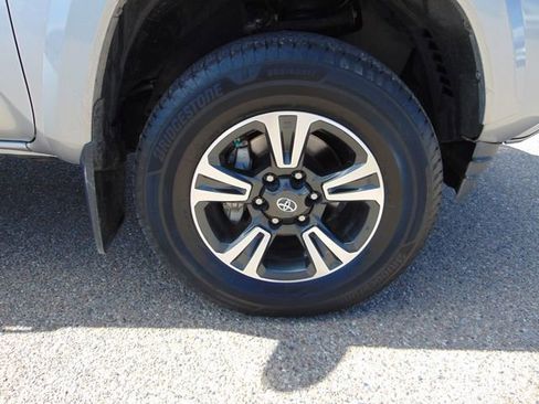 Used 2018 Toyota Tacoma TRD Sport AWD/4WD image 27