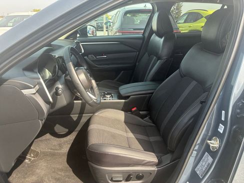 Used 2025 Nissan Versa SV FWD image 25
