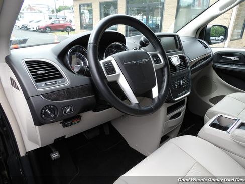 Used 2015 Chrysler Town & Country Touring-L w/ Driver Convenience Group FWD image 12