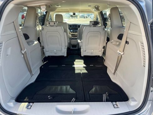 Used 2021 Chrysler Voyager Lxi image 5