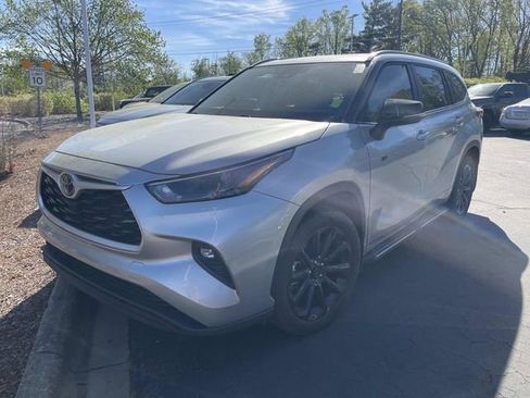 Used 2023 Toyota Highlander XLE AWD/4WD image 1