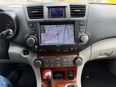 Used 2011 Toyota Highlander Limited w/ Tow Pkg image 16
