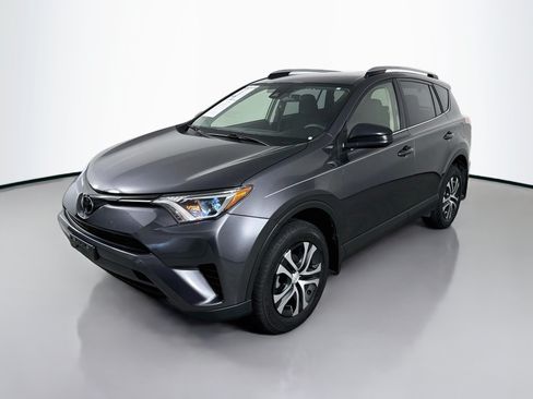 Used 2017 Toyota RAV4 LE FWD image 3