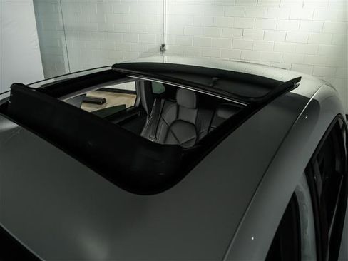 Certified 2025 Porsche Macan image 17