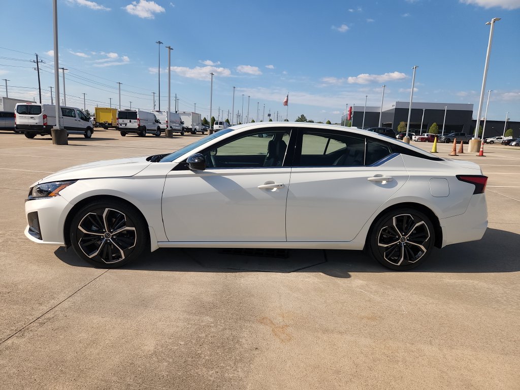 Used 2024 Nissan Altima 2.5 SR FWD image 8