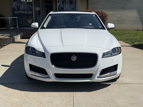 Used 2017 Jaguar XF Premium RWD image 2