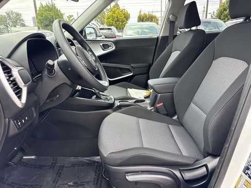 Used 2025 Kia Soul LX w/ LX Technology Package FWD image 22