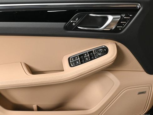 Certified 2025 Porsche Macan AWD image 6