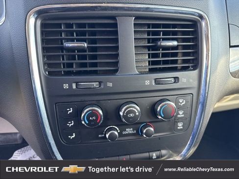 Used 2018 Dodge Grand Caravan SE w/ UConnect Hands-Free Group image 28