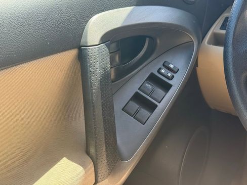 Used 2012 Toyota RAV4 4WD w/ Upgrade Value Pkg image 6