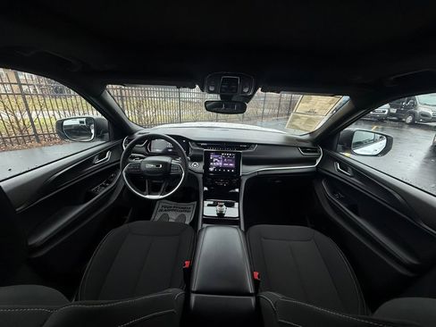 Used 2024 Jeep Grand Cherokee Laredo X image 11