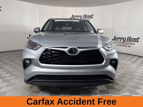 Used 2025 Toyota Highlander XLE image 3