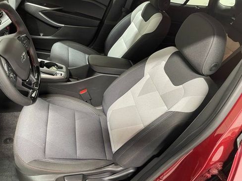 Used 2025 Chevrolet Trax RS FWD image 12