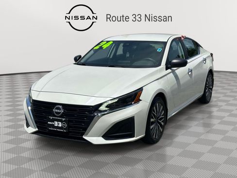 Used 2024 Nissan Altima 2.5 SV FWD image 2