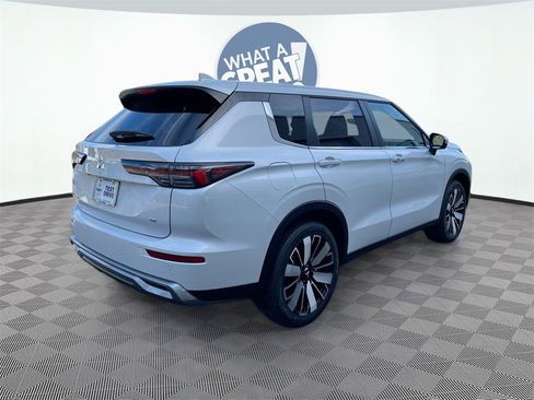 New 2025 Mitsubishi Outlander SE image 7