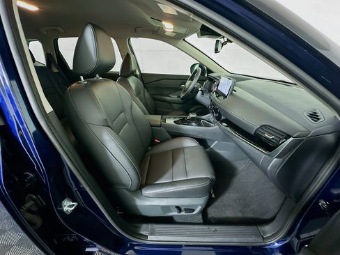 Used 2025 Nissan Rogue SL FWD image 33