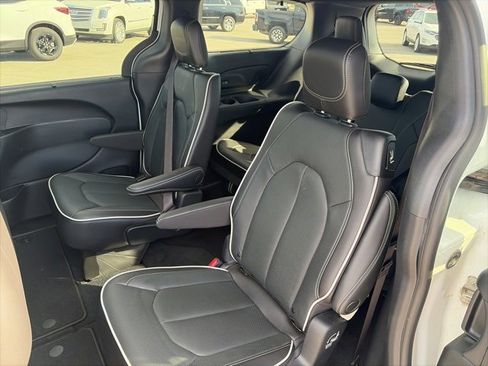 Used 2023 Chrysler Pacifica Limited w/ S Appearance Package image 11