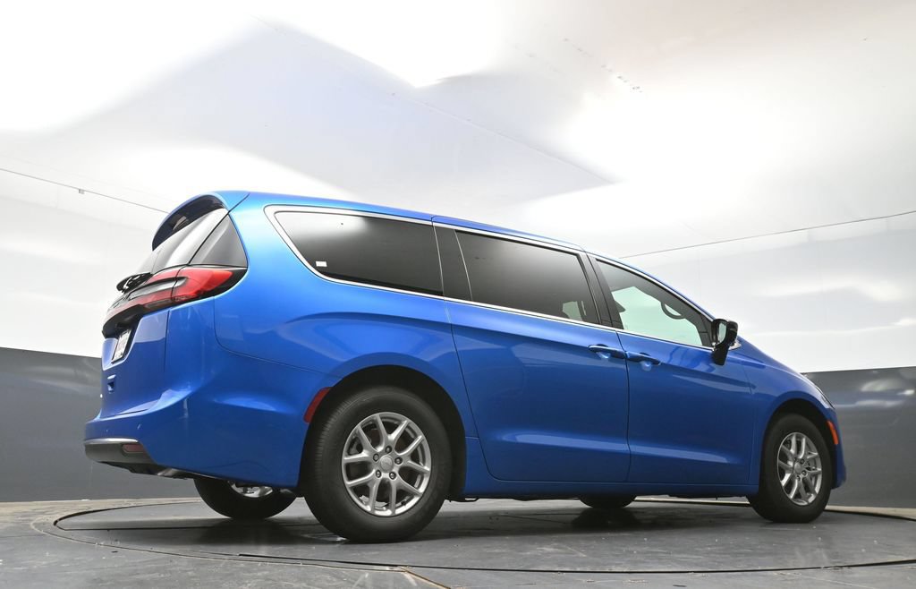 New 2027 Chrysler Pacifica Select w/ Family Tech Group FWD image 39