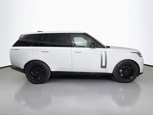 Used 2025 Land Rover Range Rover SE AWD/4WD image 4