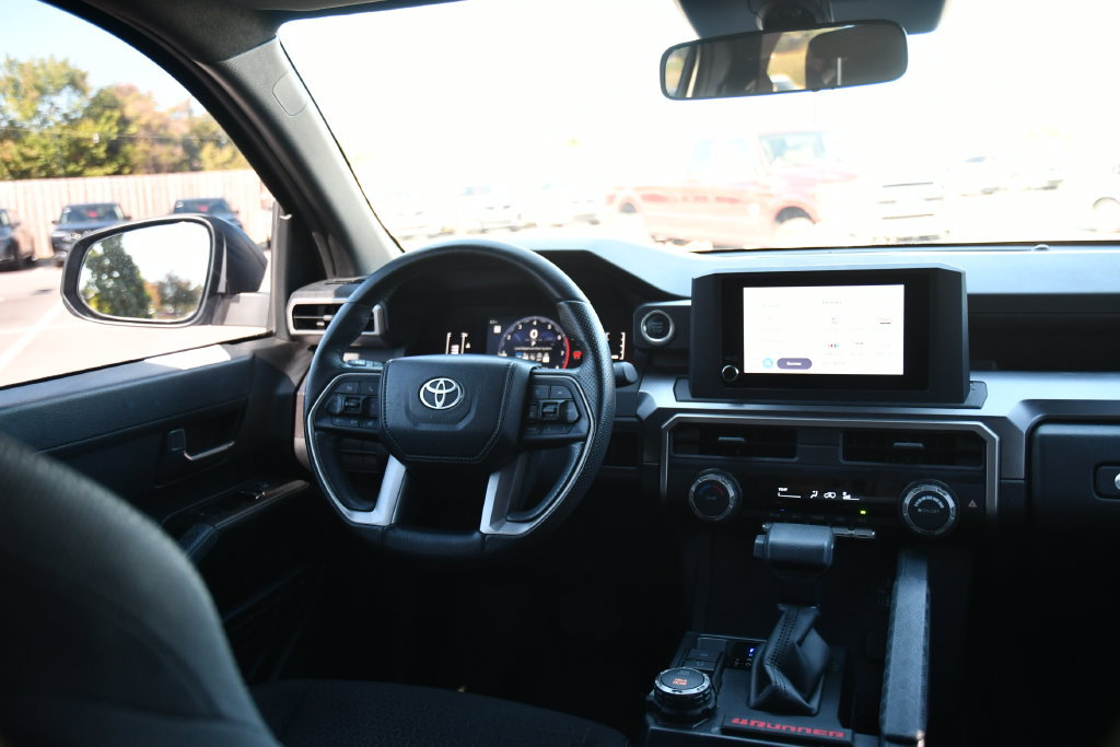 Used 2025 Toyota 4Runner SR5 AWD/4WD image 30