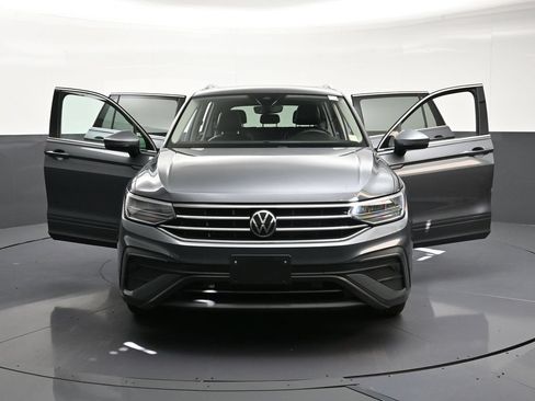 Used 2022 Volkswagen Tiguan SE AWD/4WD image 37