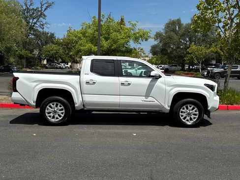 Used 2024 Toyota Tacoma SR5 AWD/4WD image 4