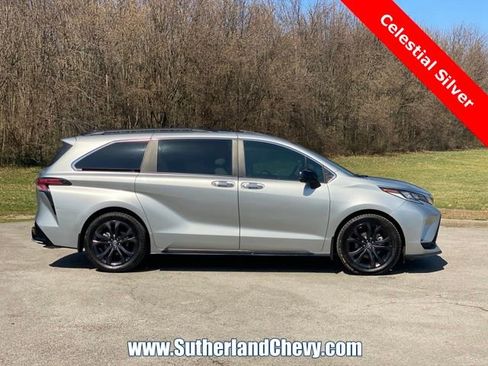 Used 2024 Toyota Sienna XSE FWD image 8