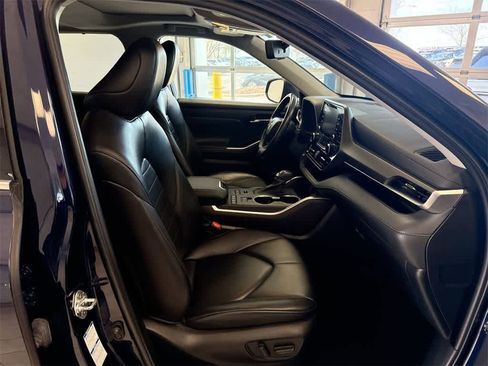 Used 2022 Toyota Highlander XLE image 24
