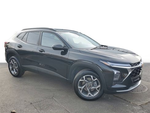Used 2025 Chevrolet Trax LT image 1
